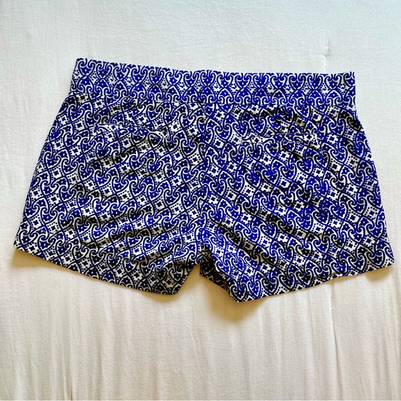 CREME FRAICHE LUXURY RESORT WEAR shorts size small blue ikat w/ pockets - Picture 2 of 6